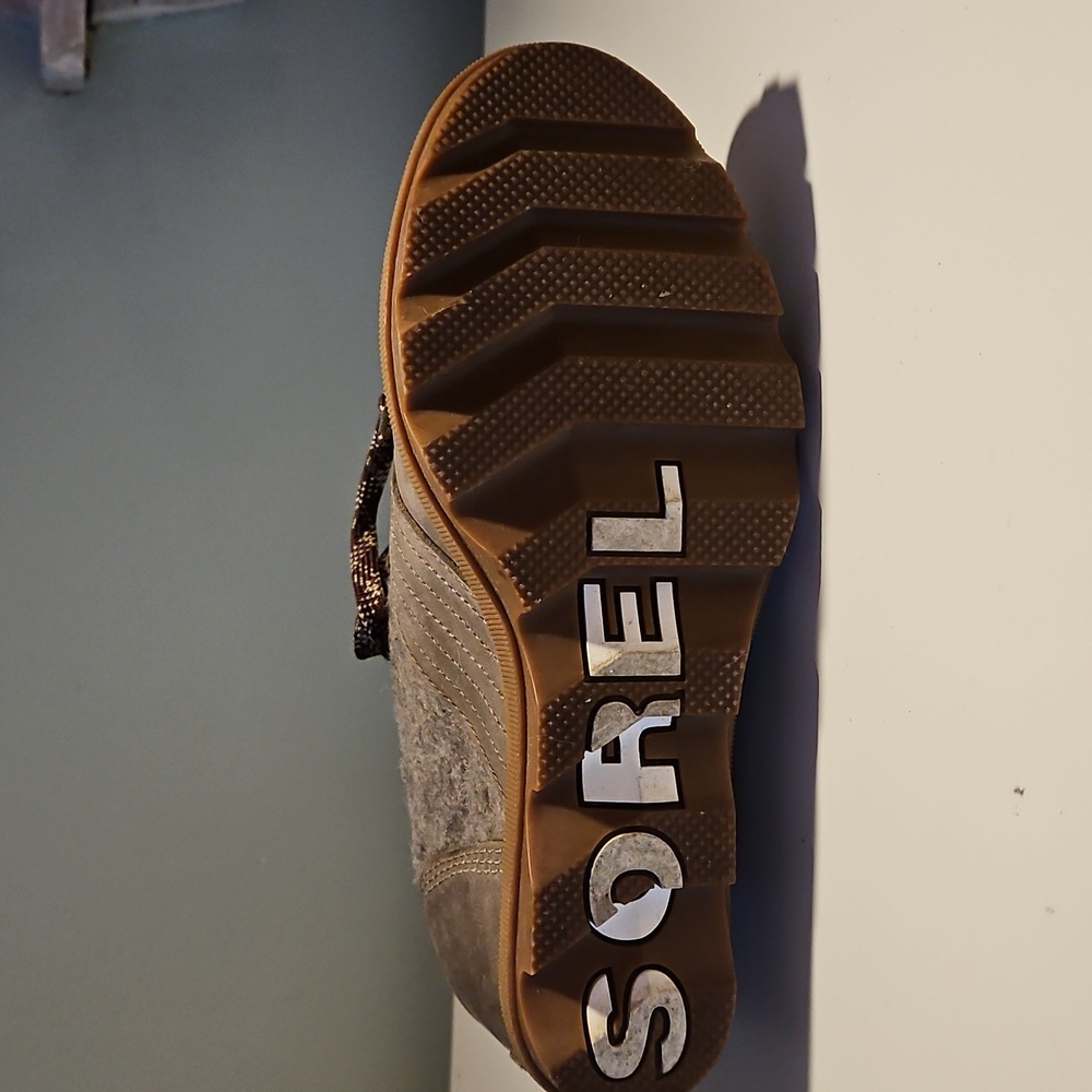 Sorel Women's Gray/Tan Wedge Boots - Picture 10 of 11
